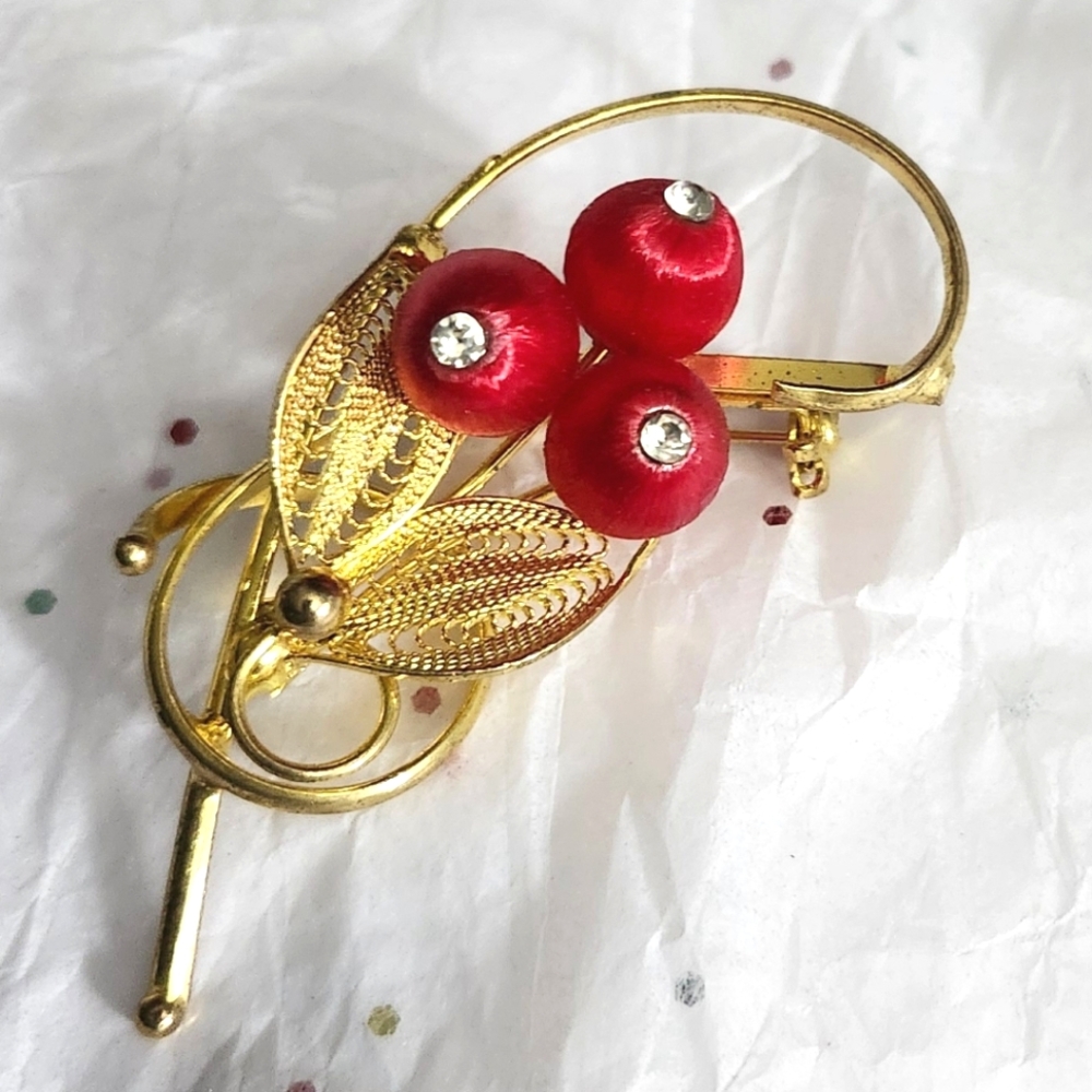 Vtg Red Angel Hair Rhinestone Gold Tone Filigree Holly Pin Brooch - Picture 1 of 3